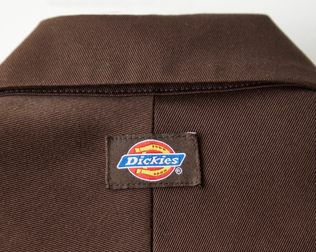 バックにはDickiesロゴをデザイン。