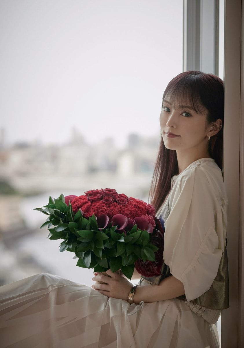 山本彩、30歳の誕生日を花束でお祝い♡30代のテーマは「自然体」