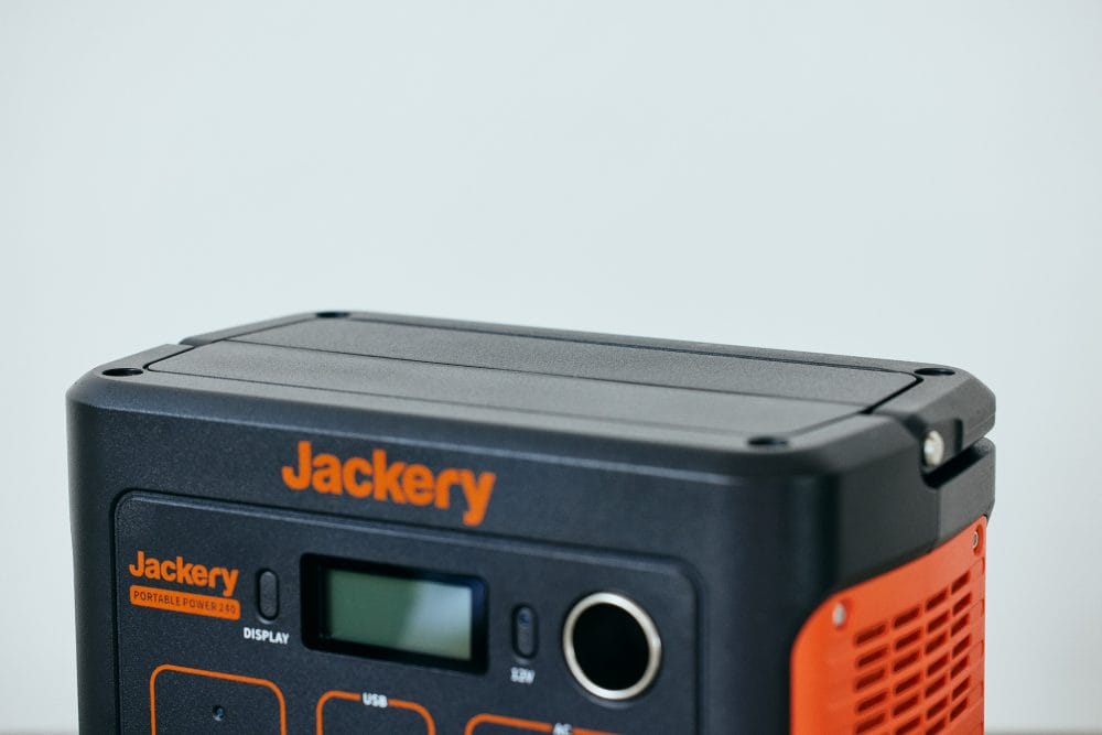 【Jackeryのポータブル電源】“ポタ電”入門にピッタリの一台&ソーラーパネルでエコ活デビュー