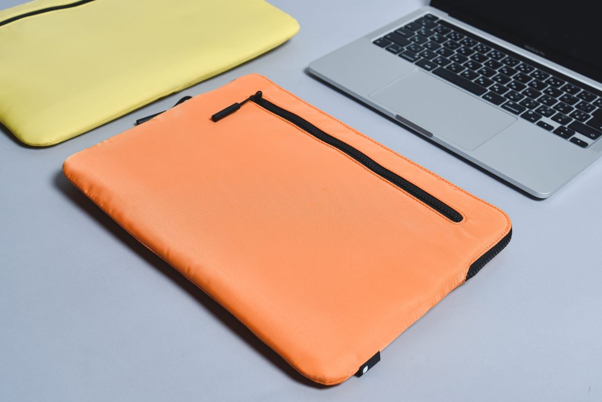 Compact Sleeve in Flight Nylon for MacBook Pro 13" (Orange/Yellow) 　¥6,930