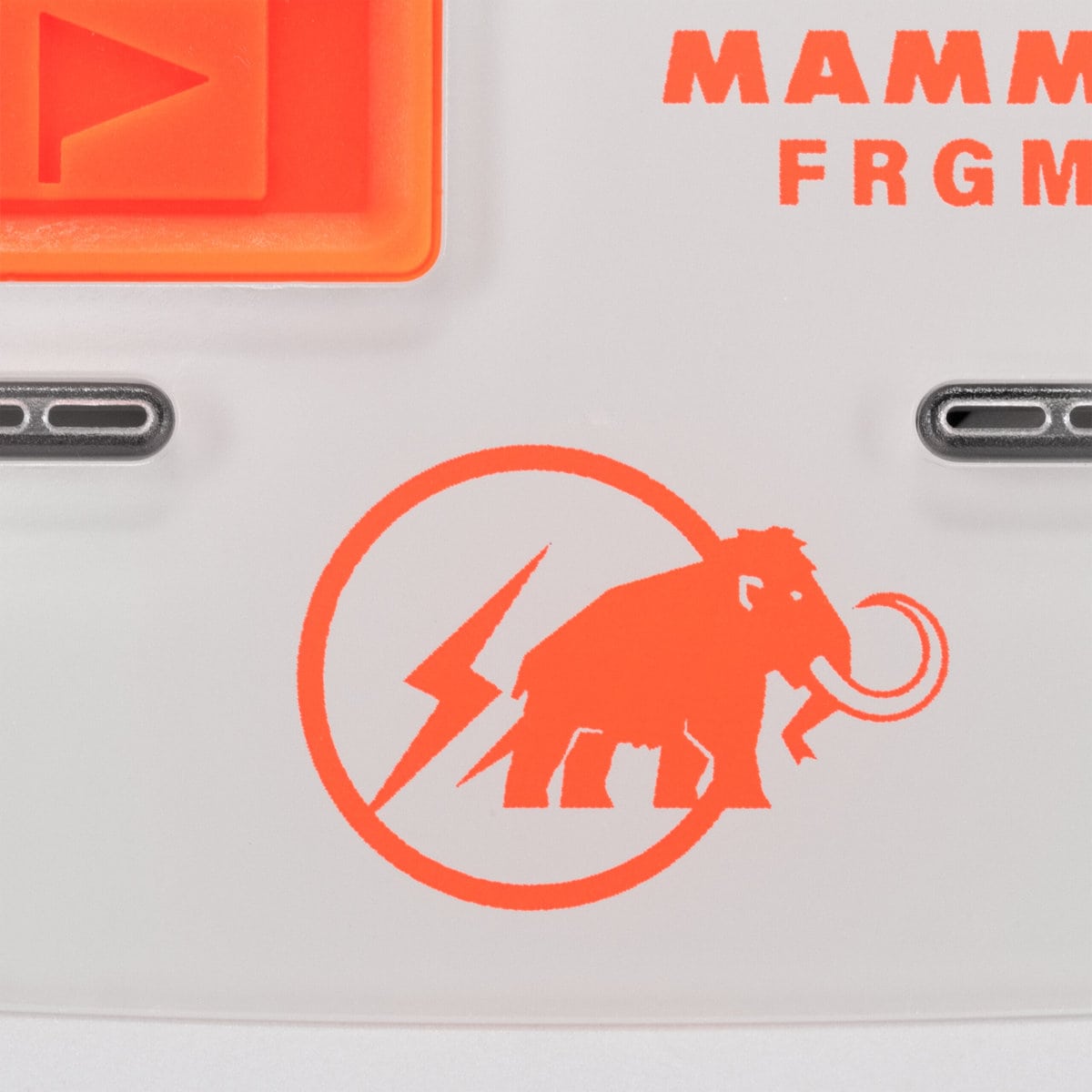 ボディの正面には 「FRGMT×MAMMUT」のスペシャルロゴが配置される。