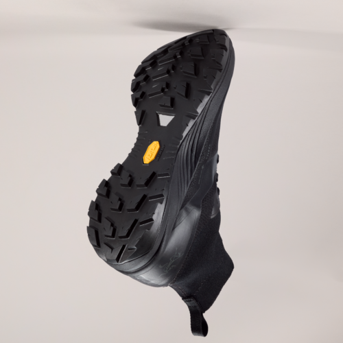 5mmのラグパターンを施したVibram®メガグリップ と、つま先のクライミングゾーンが、安定したグリップ力を提供する。