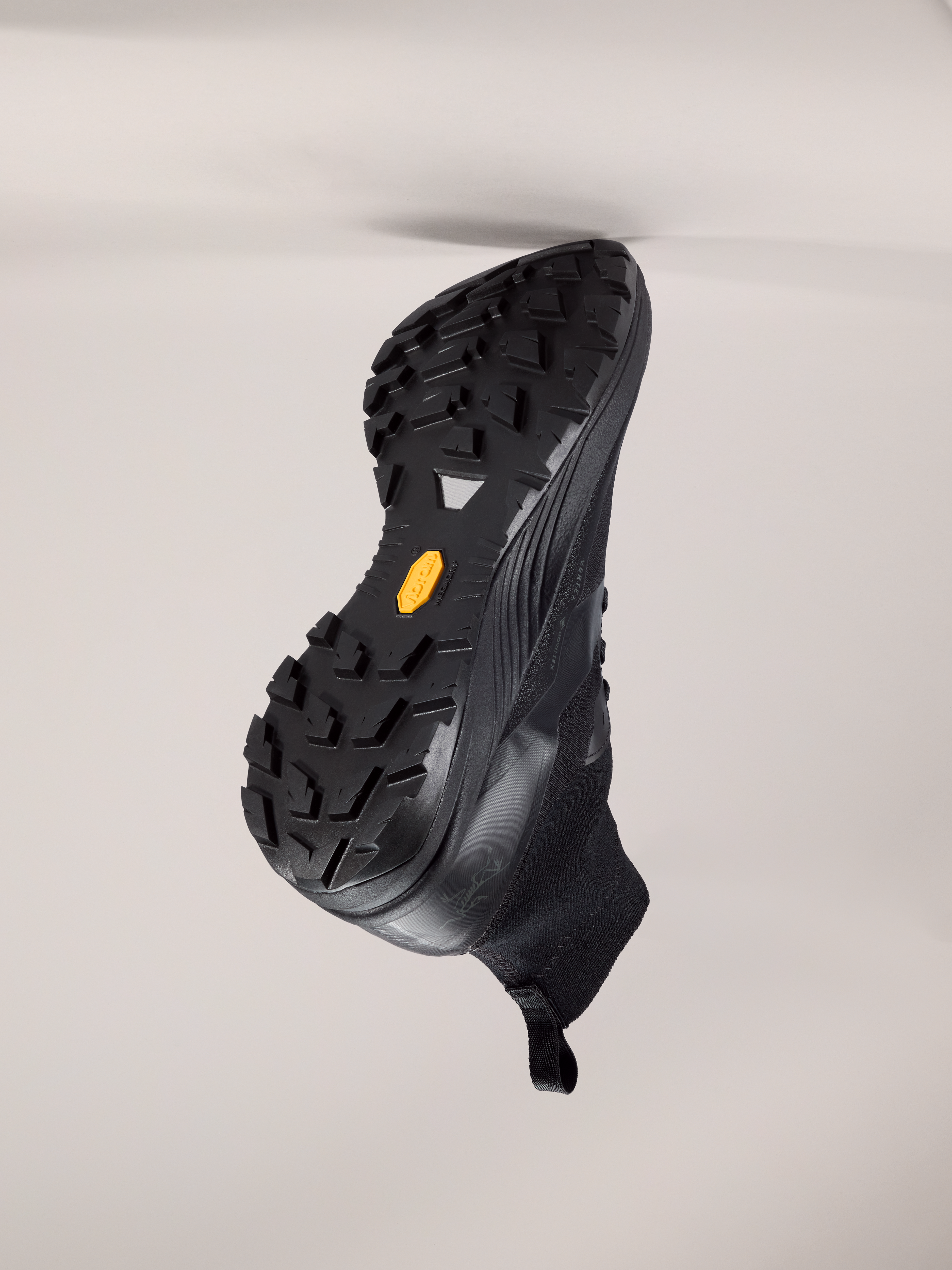 5mmのラグパターンを施したVibram®メガグリップ と、つま先のクライミングゾーンが、安定したグリップ力を提供する。