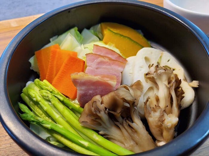 IWANO公式オンラインストアにて感動おひつで調理可能なレシピを紹介中。炊きたてご飯だけではなく、温野菜や鍋など多彩なラインナップとなっている。