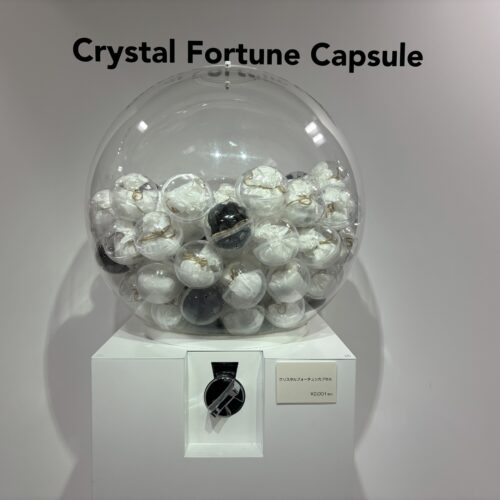 「Crystal Fortune Capsule」も設置されている