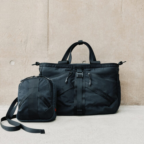 左：WM×BRIEFING SQ SHOULDER BLACK ¥18,700（W18×H20×D6 ）、右：WM×BRIEFING EASY WIRE BLACK ¥42,900（W41×H29×D20）