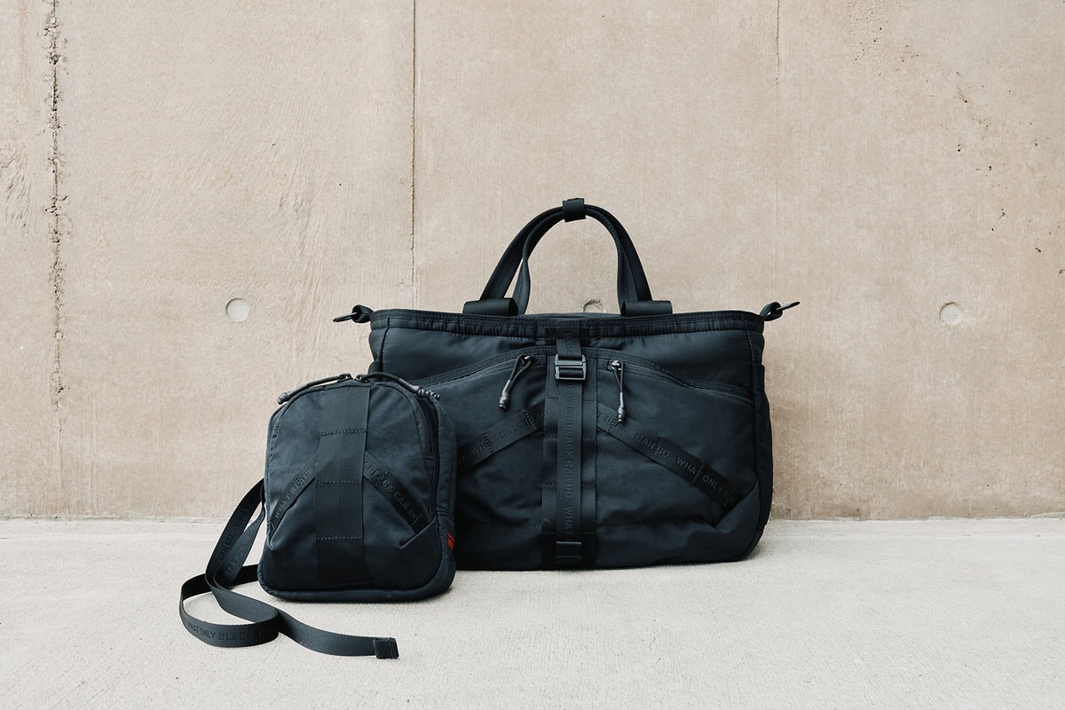 左：WM×BRIEFING SQ SHOULDER BLACK ¥18,700（W18×H20×D6 ）、右：WM×BRIEFING EASY WIRE BLACK ¥42,900（W41×H29×D20）