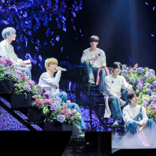 3月8日に東京ガーデンシアターで行われたファンライブで「紫陽花のような恋」を披露するTOMORROW X TOGETHER