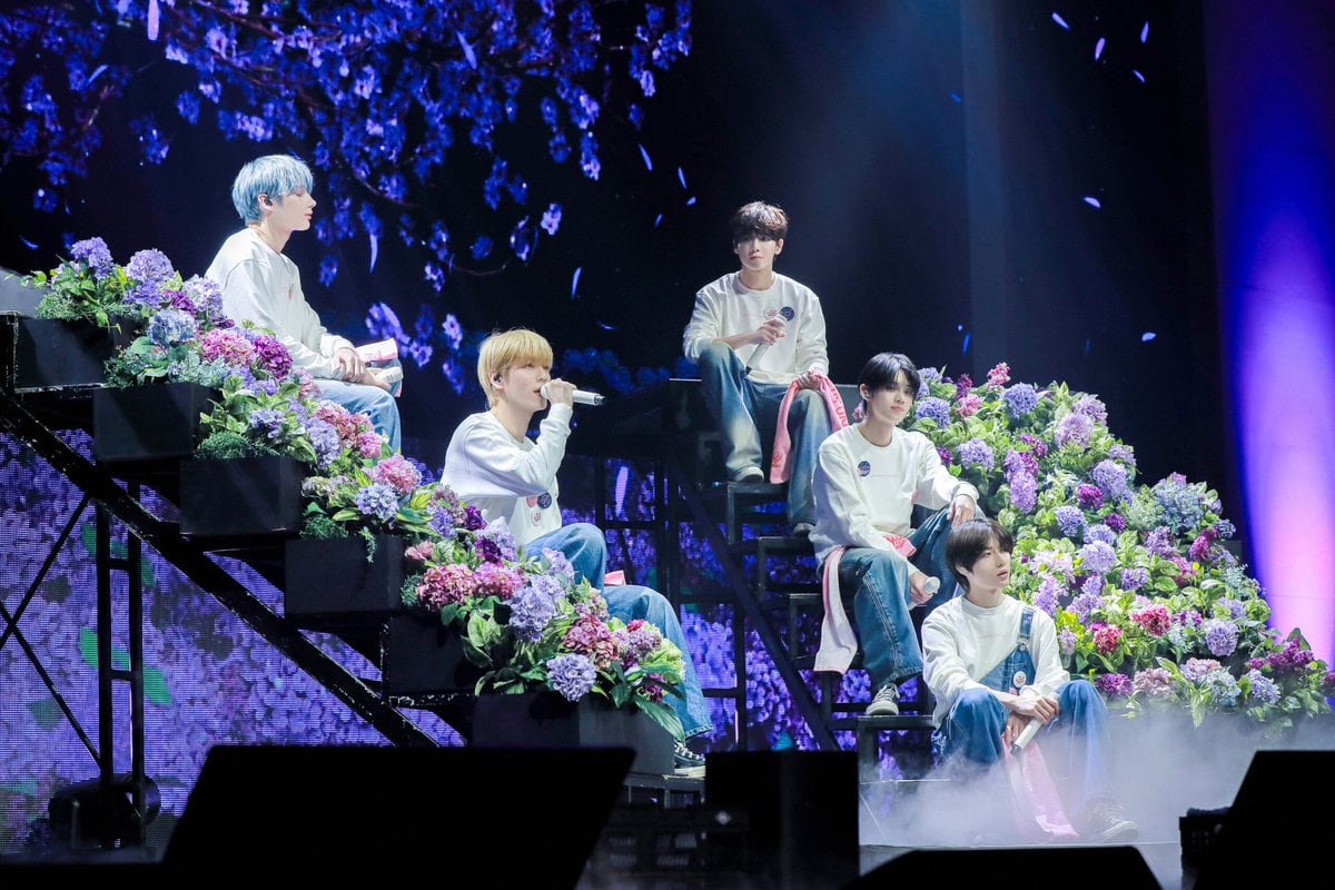 3月8日に東京ガーデンシアターで行われたファンライブで「紫陽花のような恋」を披露するTOMORROW X TOGETHER