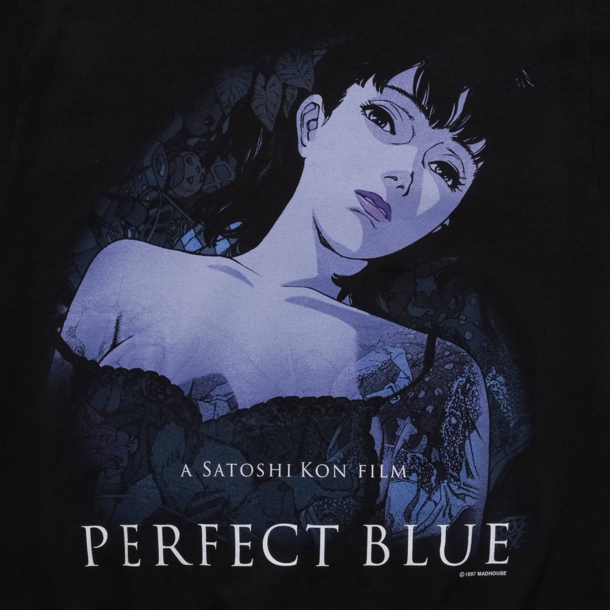 PERFECT BLUE × GEEKS RULE 12 SILKSCREEN PRINTING T SHIRT
カラー：ブラック　サイズ展開：M〜XXL　販売価格：¥12,100（税込）
©1997MADHOUSE