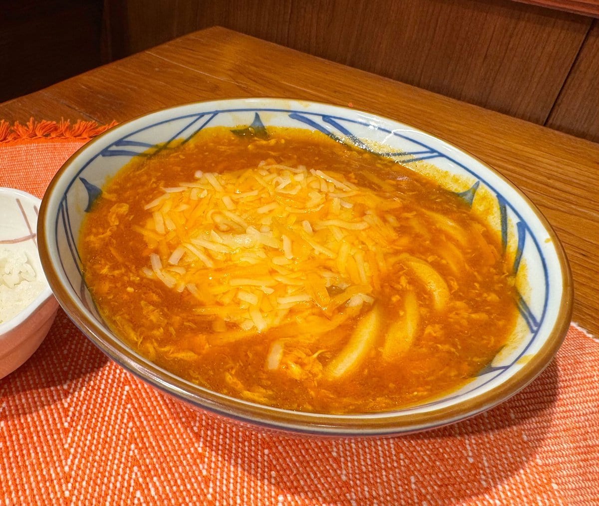 【丸亀製麺の新作3商品食べ比べ】TOKIOコラボの人気うどんが復活！フードライターが“ガツンとやみつきになる”一杯を実食レポート