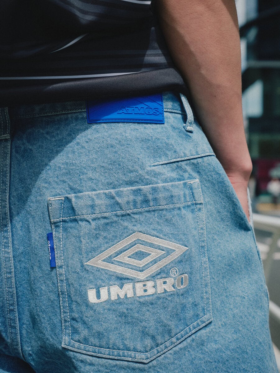 バックポケットにはUMBROロゴの刺繍、ウエストベルトにはブルーのシリコンパッチを配置し、キャッチーさを演出する。