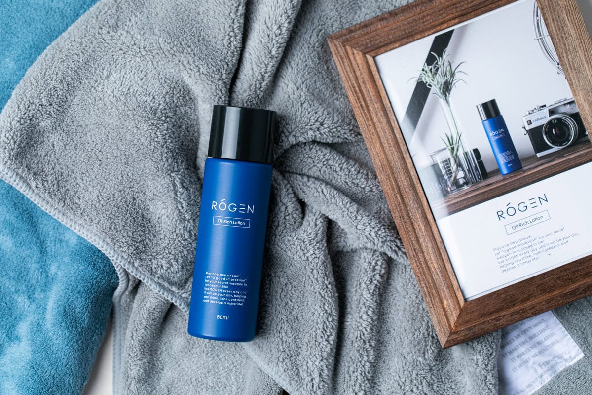 ブルージェンの香りは、ロージェンボトルの「Blue」が、広い空や海を連想させる誠実で寛容な印象を持つイメージと、ジェントルマンの知的さを兼ね備えたイメージを表現。