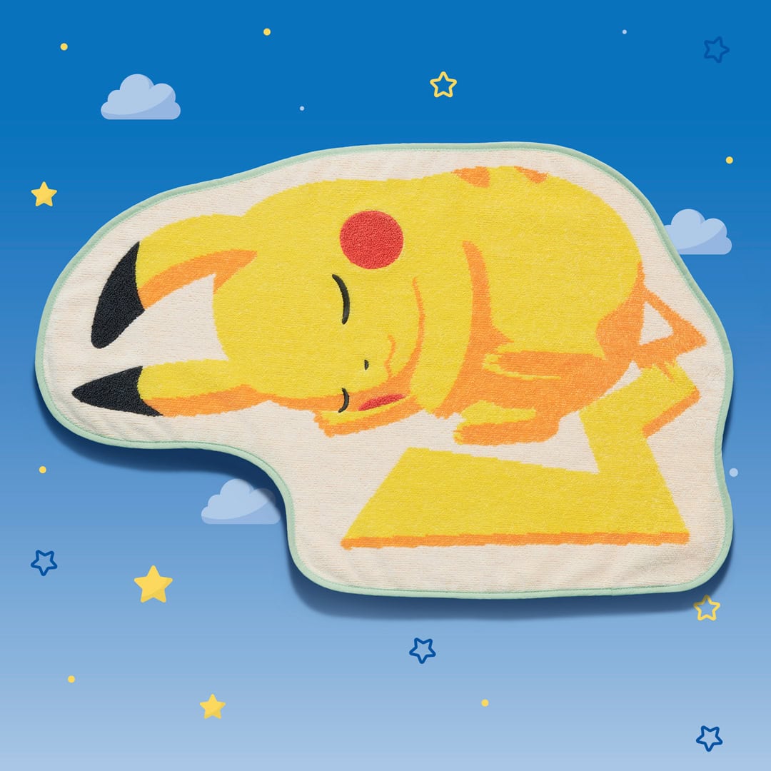 ミニ ブランケットにはPokémon Sleepの「まるまり寝」のピカチュウがデザインされ、ピカチュウ等身大サイズに。