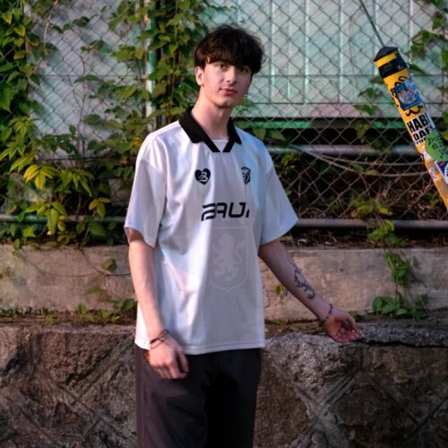 【スナップ】日本に旅行で来たイケメンは「ゲームシャツ」を着ていた。そう、夏に旅で活躍するシャツはコレ！