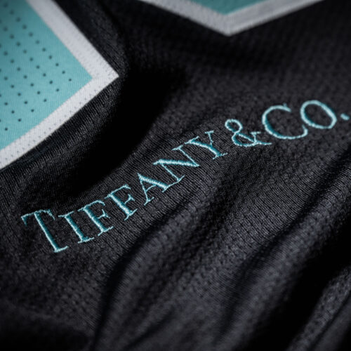 背番号下には「Tiffany&Co.」ロゴの刺しゅうが施される。ラグジュアリージュエリーブランドのロゴがユニホームに採用されるのは、NPB史上初の革新的な取り組みとなる。