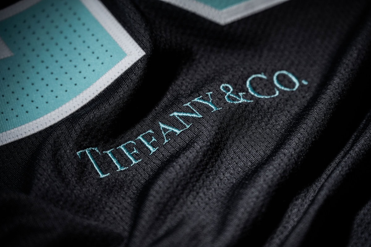 背番号下には「Tiffany&Co.」ロゴの刺しゅうが施される。ラグジュアリージュエリーブランドのロゴがユニホームに採用されるのは、NPB史上初の革新的な取り組みとなる。