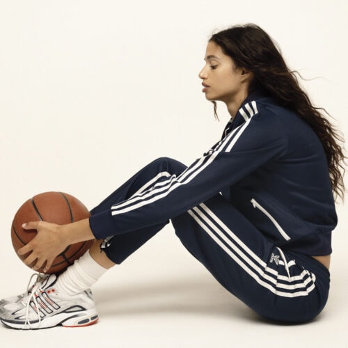 adidas Originals（アディダス オリジナルス）から、ロサンゼルスを拠点とするレーベルSporty ＆ Rich（スポーティ ＆ リッチ）とのサマースタイルコレクションがリリースされる。2024年7月24日（水）から、CONFIRMEDアプリで抽選販売の受付開始され、2024年7月29日（月）より販売される。