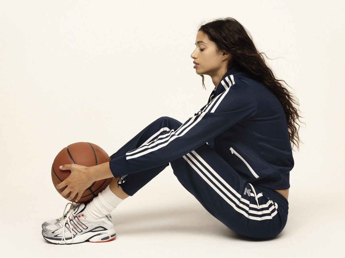 adidas Originals（アディダス オリジナルス）から、ロサンゼルスを拠点とするレーベルSporty ＆ Rich（スポーティ ＆ リッチ）とのサマースタイルコレクションがリリースされる。2024年7月24日（水）から、CONFIRMEDアプリで抽選販売の受付開始され、2024年7月29日（月）より販売される。