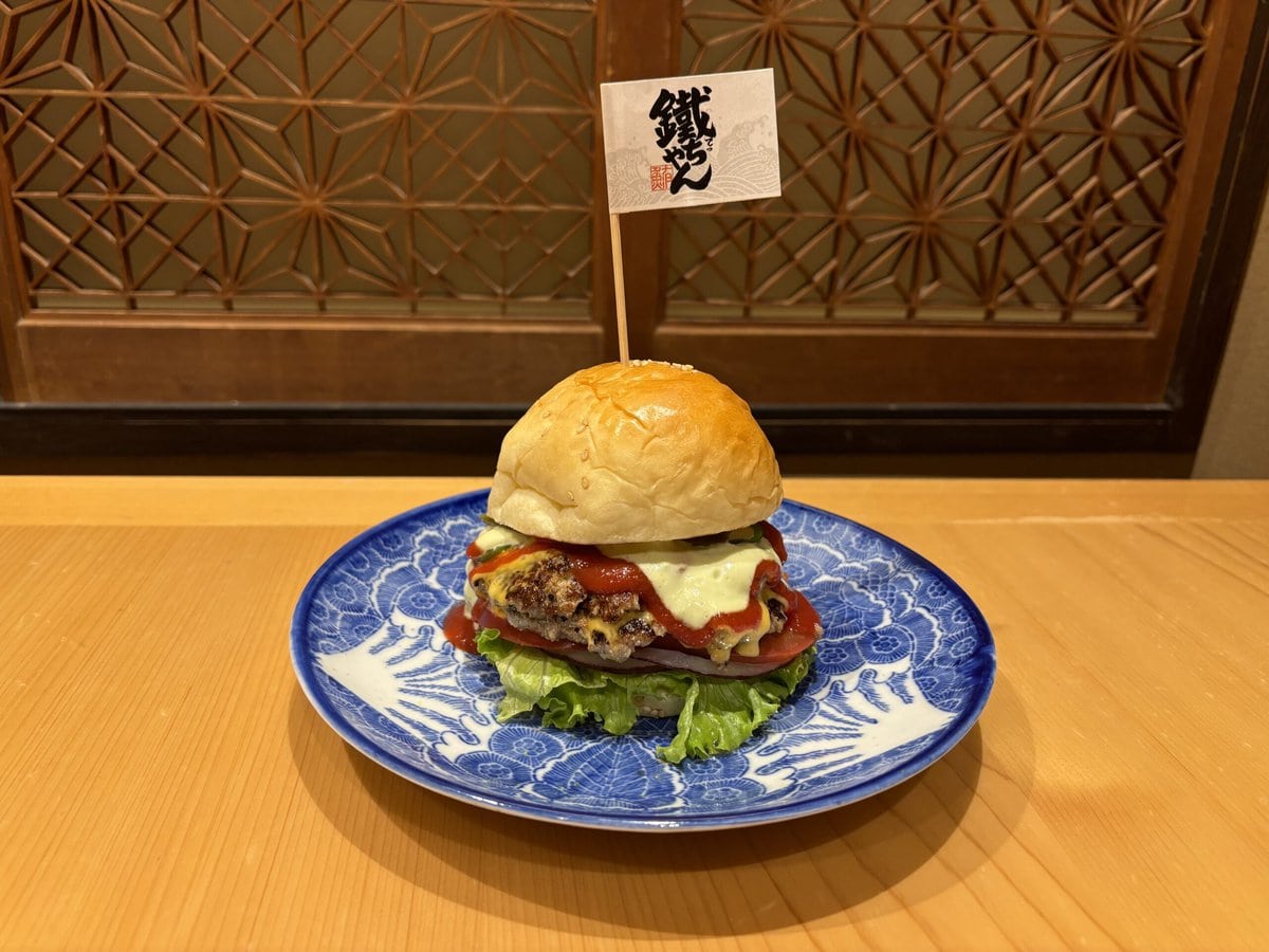 鐵ちゃん　まぐろ×牛 チーズスマッシュバーガー