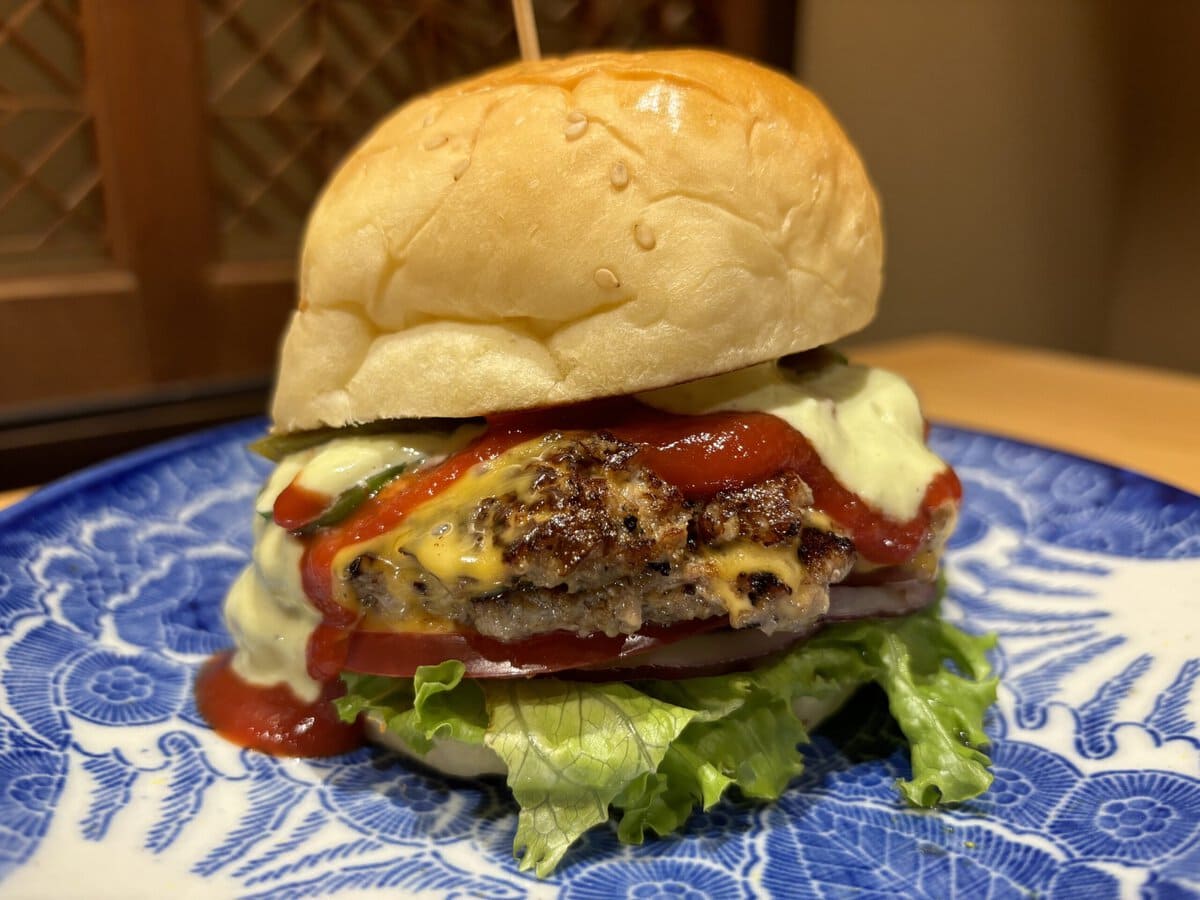 そのまま食べても美味しいマグロ中落ちのネギトロ、そして牛挽肉をこだわりの比率で合わせたパティ