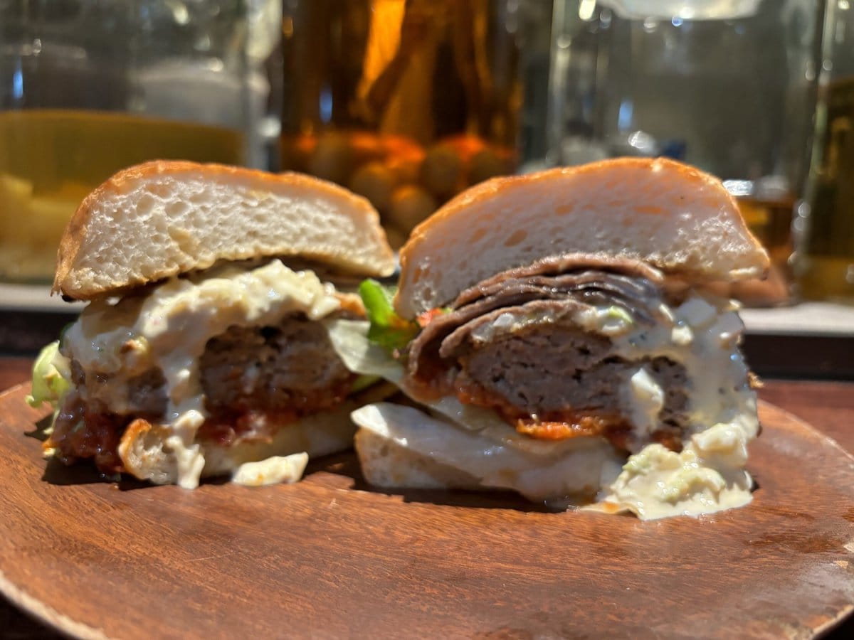 メンチカツと焼肉、ジャンルの異なる肉料理の組み合わせがたまらない♡ 