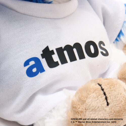 それぞれカラーに合わせた「atmos」のロゴがプリントされた脱着可能なTシャツを着用。