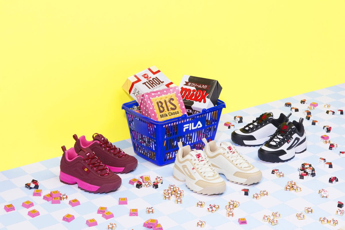 FILA（フィラ）とチロルチョコによるコラボレーションが実現。カラフルでポップなチョコレートの世界感を纏った FILA のスニーカーに注目だ。