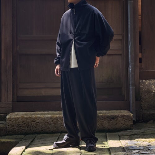 ARKnetsがBATONER（バトナー）に別注した 「SMOCK JERSEY & ONE TUCK JERSEY PANTS」がリリース。ブラックでまとめたダブルフェイスジャージは⼤⼈な休⽇セットアップとなっている。