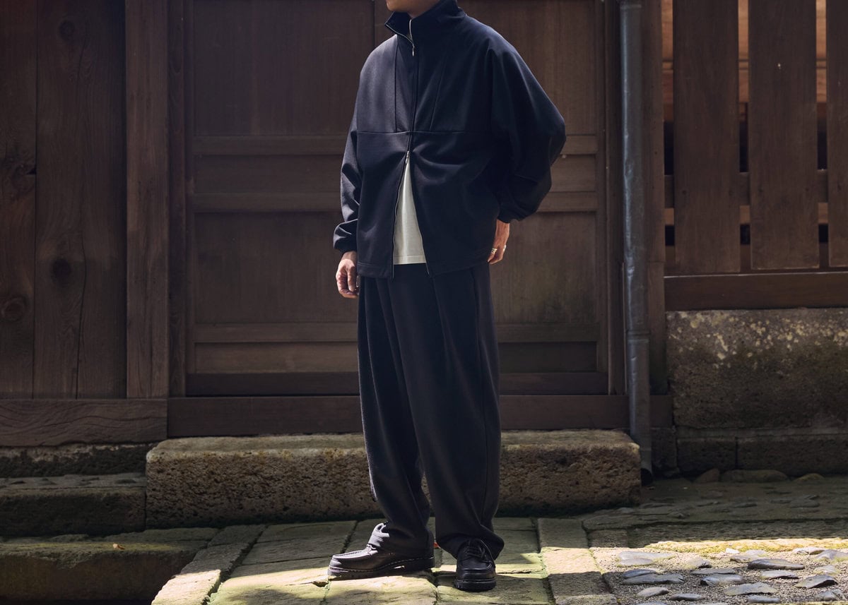 ARKnetsがBATONER（バトナー）に別注した 「SMOCK JERSEY & ONE TUCK JERSEY PANTS」がリリース。ブラックでまとめたダブルフェイスジャージは⼤⼈な休⽇セットアップとなっている。