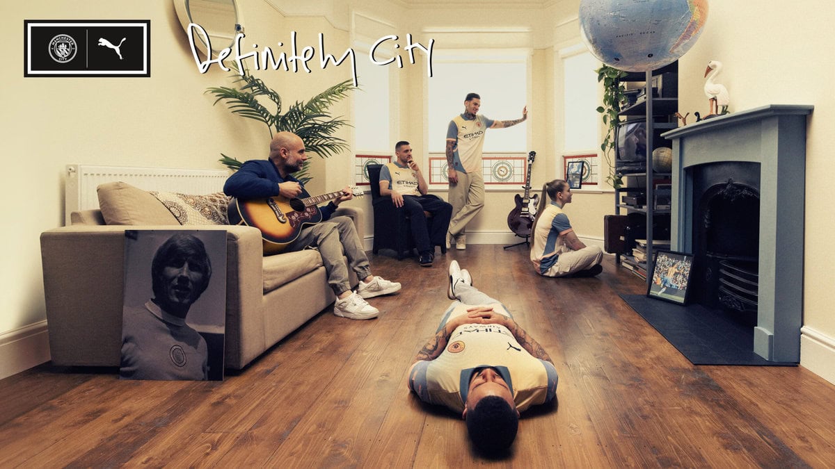 プロモーション撮影では、アルバム Definitely Maybe のジャケットを再現したリビングルームにて実施。