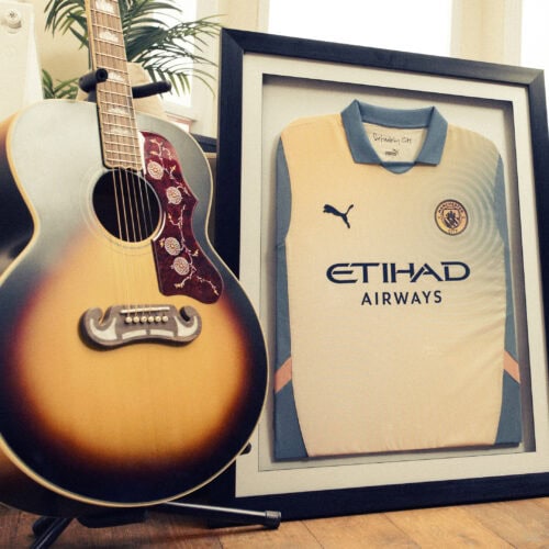 OASIS のデビューアルバム“Definitely Maybe（デフィニットリー メイビー）”の発売 30周年である今年。それを記念してNoel Gallagher が共同デザインを手掛けたDEFINITELY CITY KIT。