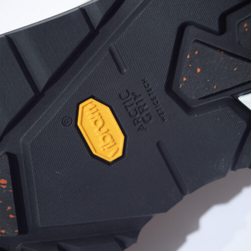 濡れた氷上も自信を持って踏破できる革新的なグリップシステム「Vibram Arctic Grip」の進化版である「XS Trek Evo」を搭載。ウェットおよびドライの路面におけるグリップ力、さ らに耐久性をも向上させている。