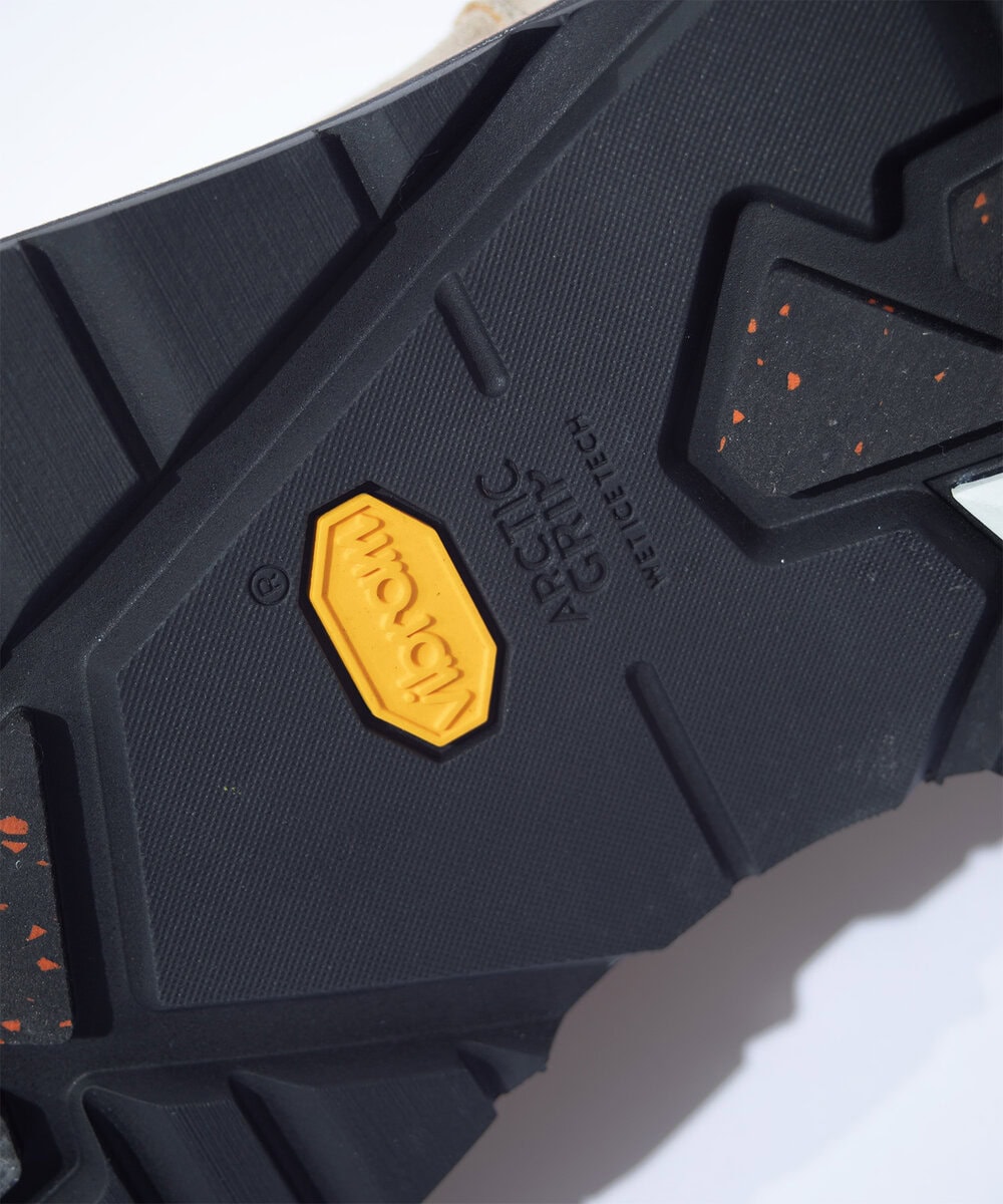 濡れた氷上も自信を持って踏破できる革新的なグリップシステム「Vibram Arctic Grip」の進化版である「XS Trek Evo」を搭載。ウェットおよびドライの路面におけるグリップ力、さ らに耐久性をも向上させている。