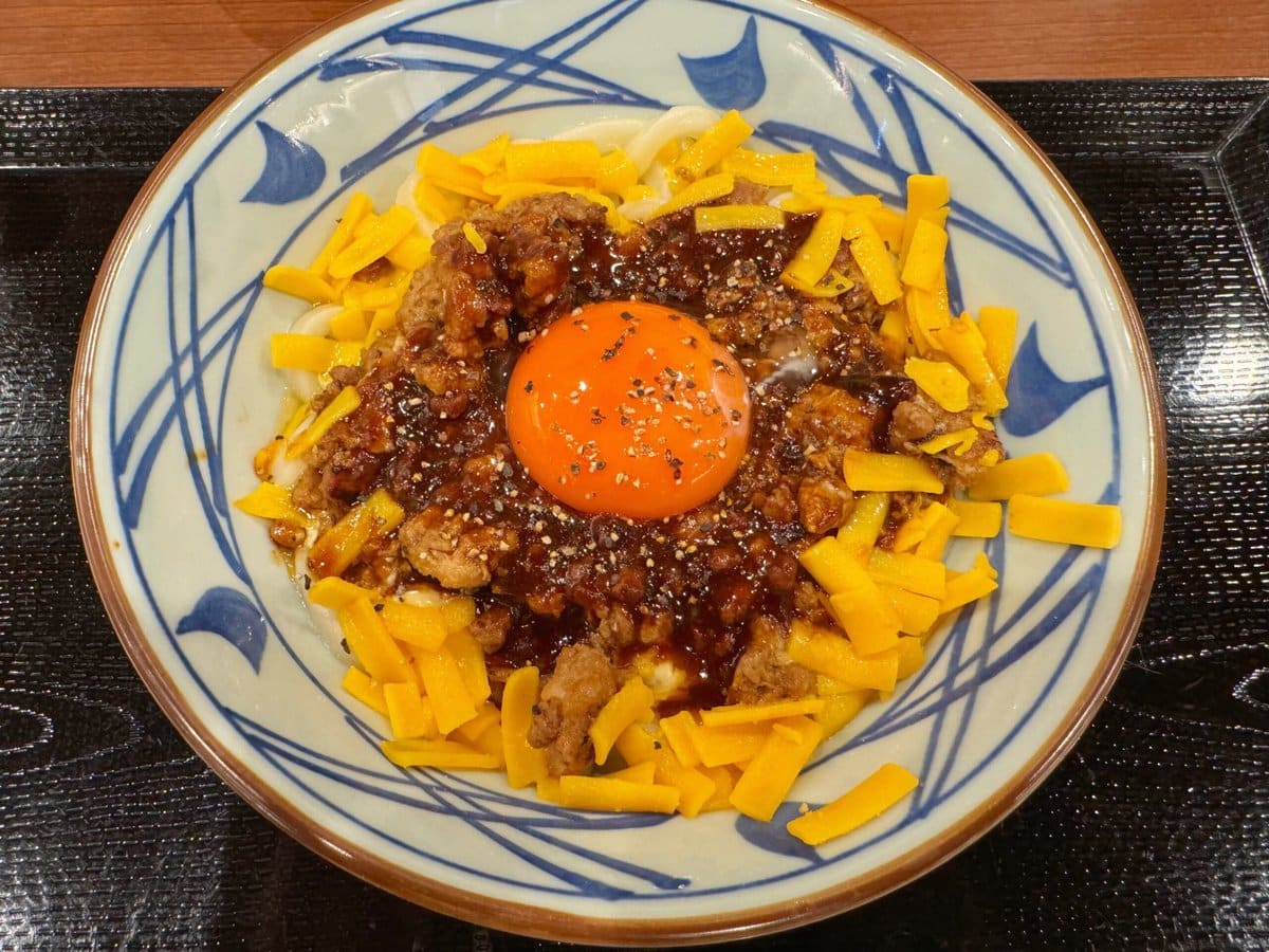 粗挽き肉チーズ釜玉うどん