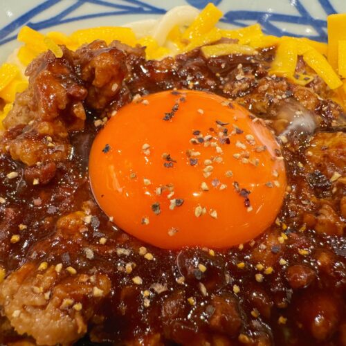 粗挽き肉チーズ釜玉うどん