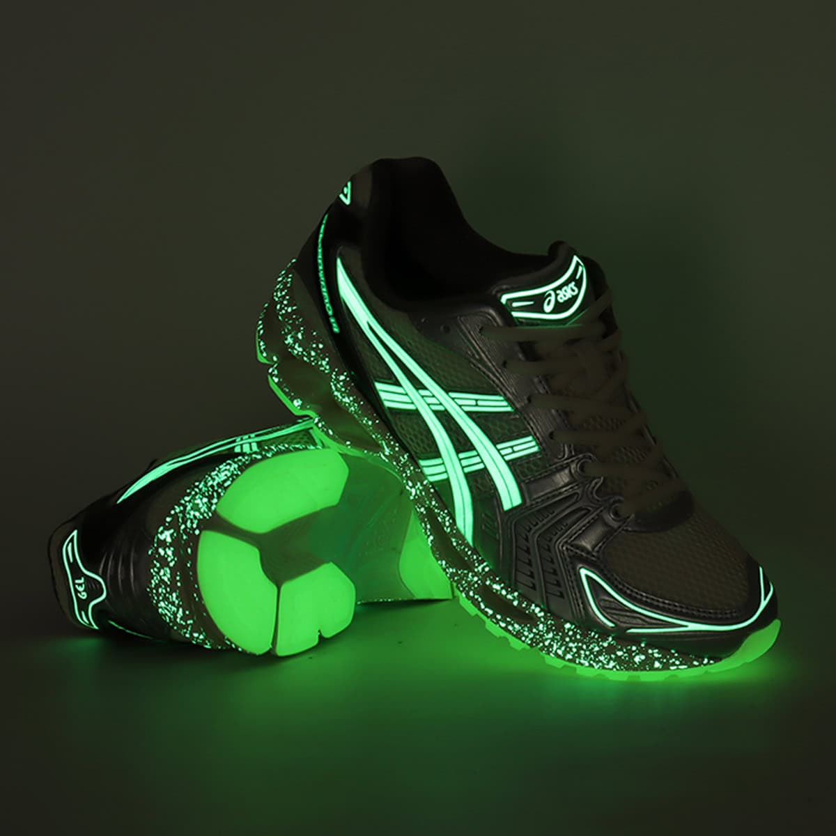 アシックス スポーツスタイル（asics Sportstyle）の「ゲル カヤノ14“夜光茸”（GEL-KAYANO 14 “Yakoutake”）」¥26,400