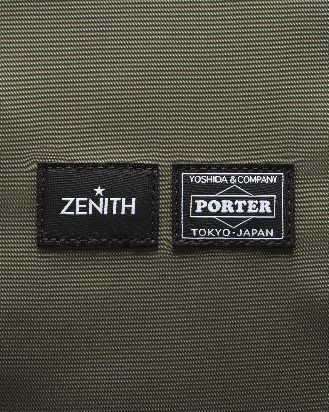 バッグにはPORTERとZENITHのロゴがあしらわれたオリジナル巾着が付属する。