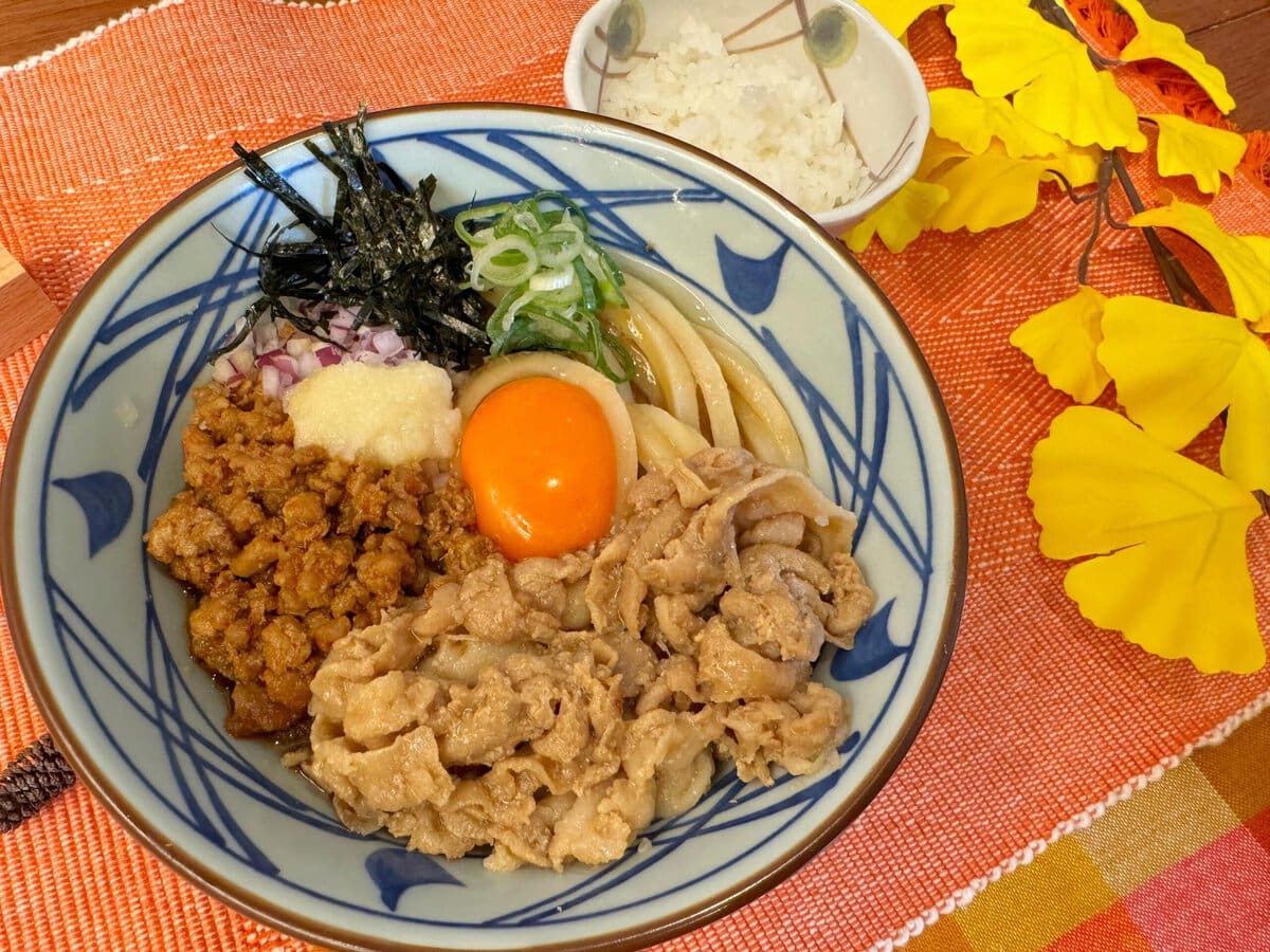 旨辛 肉盛りまぜ玉うどん