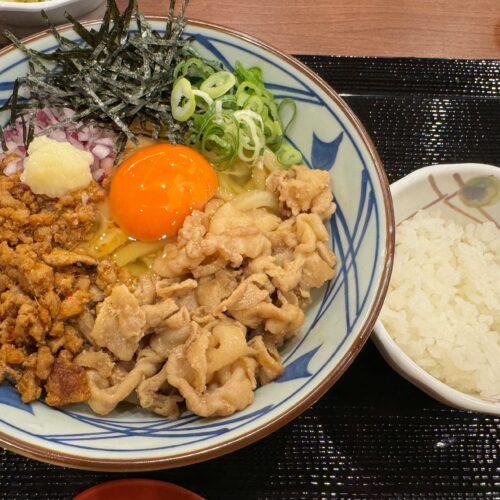 旨辛 肉盛りまぜ玉うどん