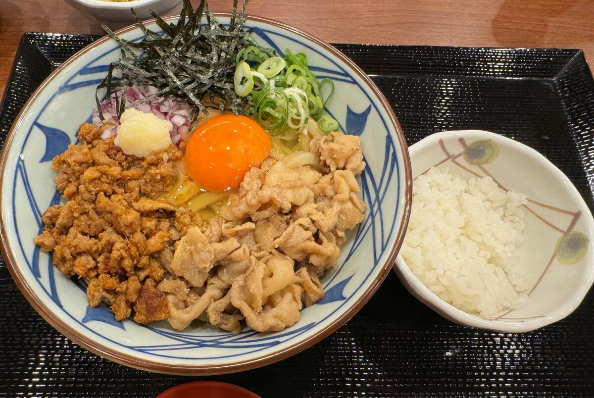 旨辛 肉盛りまぜ玉うどん