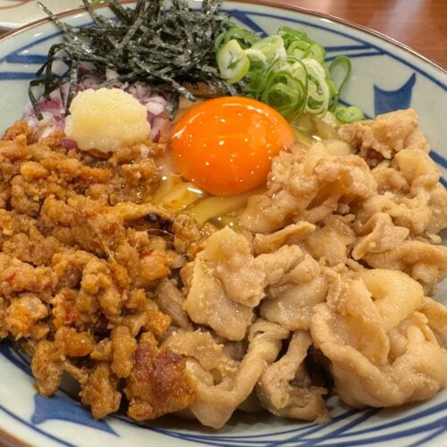 旨辛 肉盛りまぜ玉うどん