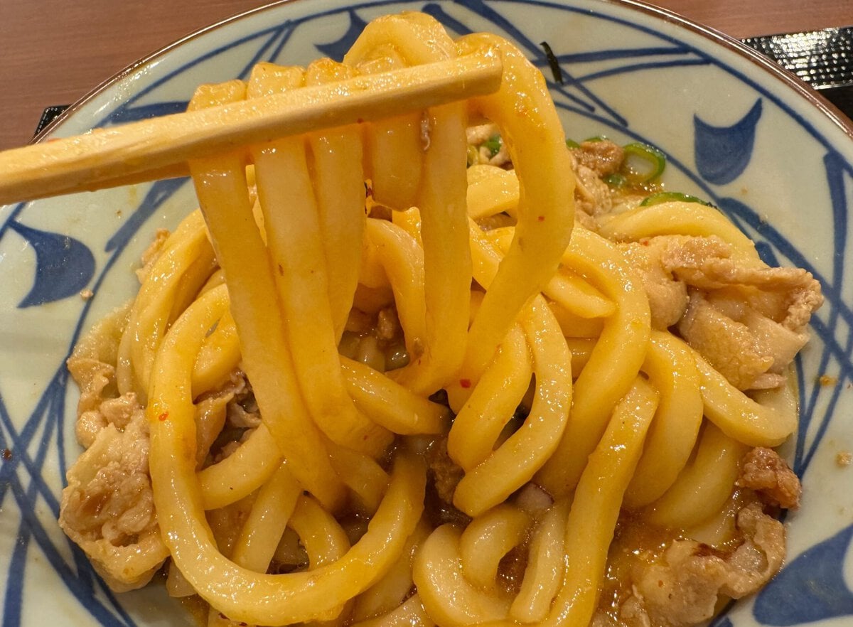 旨辛 肉盛りまぜ玉うどん