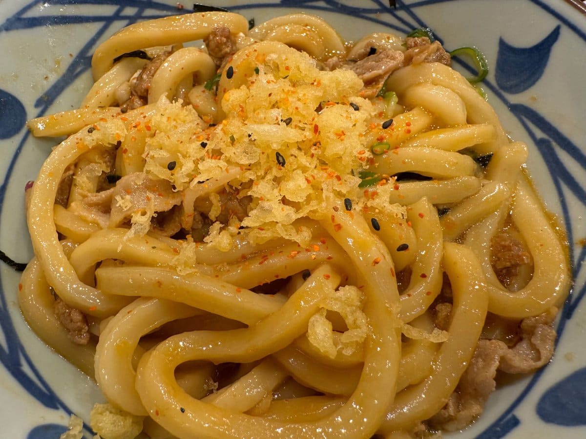 「丸亀製麺、秋の新作がパンチ効いてて最高…」肉感あふれるスタミナ系うどんが無敵の旨さ！グルメライター絶賛の「旨辛 肉盛りまぜ玉うどん」