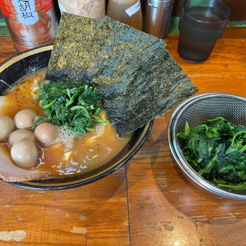 東急東横線・白楽駅にある「末廣家」の家系ラーメン