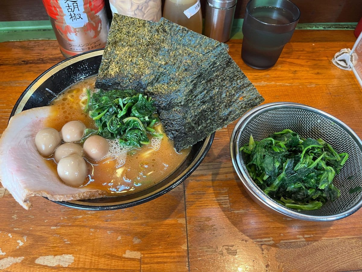 東急東横線・白楽駅にある「末廣家」の家系ラーメン