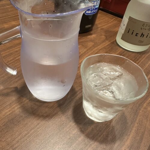 水がデキャンタで到着。やはり水割りは外せない……。