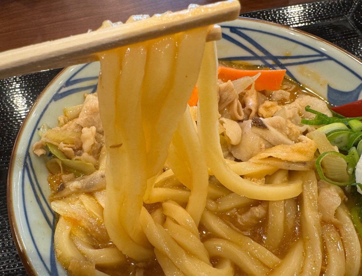 うどんに絡む特製濃厚味噌（丸亀製麺「俺たちの豚汁うどん」）