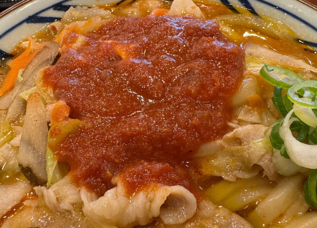 豚汁に合う特製のトマトソース（丸亀製麺「俺たちのトマト豚汁うどん」）