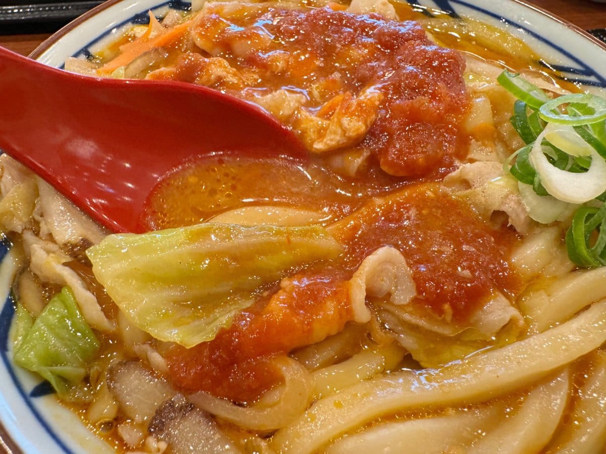 少しずつなじませて楽しんで（丸亀製麺「俺たちのトマト豚汁うどん」）